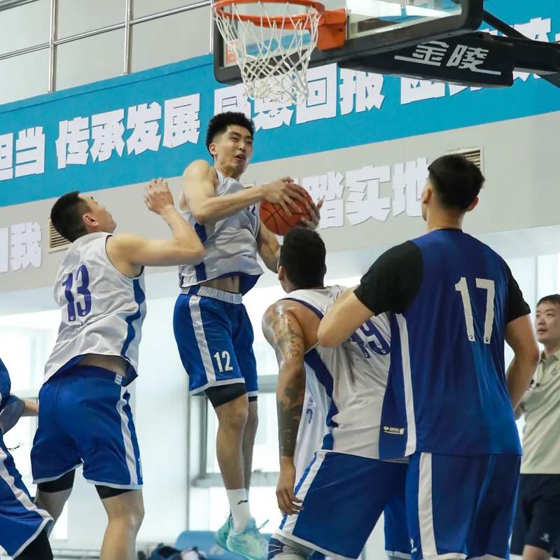 顶尖篮球职业联赛：球队备战决胜关键战役