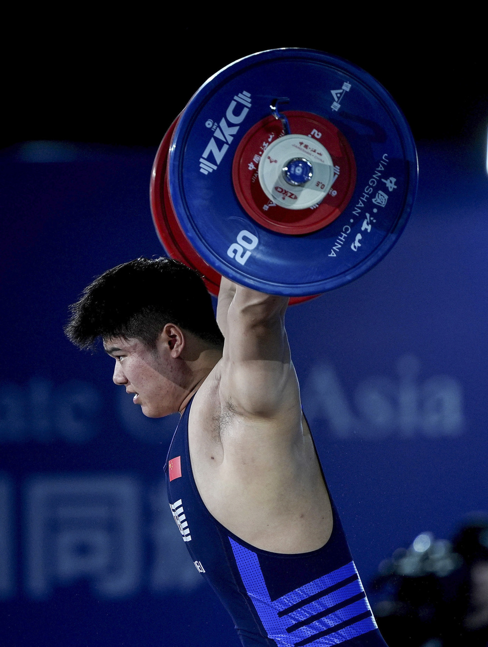 阿富汗举重选手创新纪录，夺得男子举重赛冠军