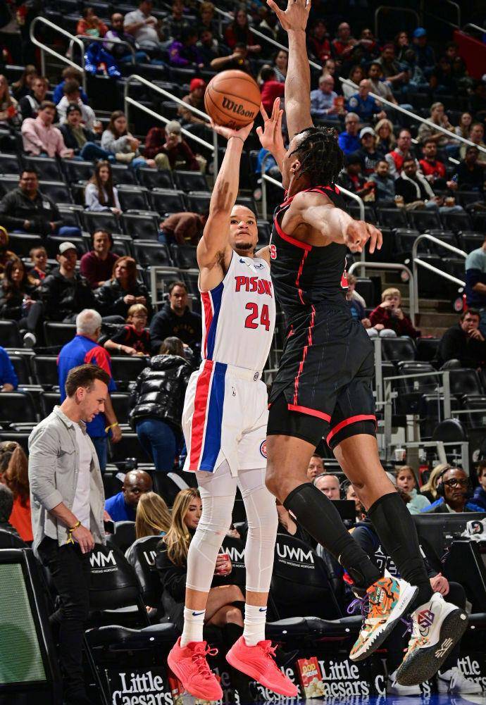 尼克斯险胜猛龙，霍纳塞克喜笑颜开