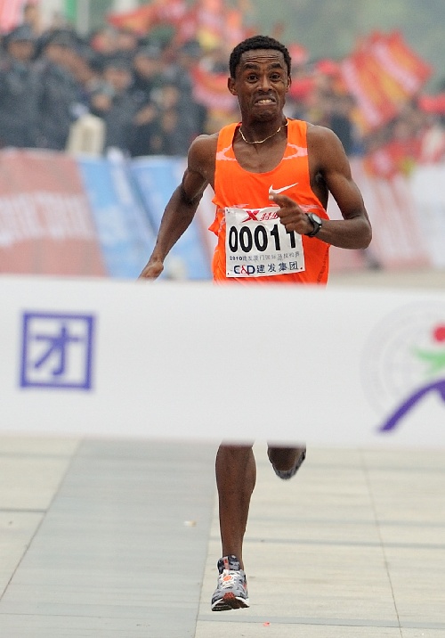 斯洛伐克马拉松选手奋勇争先冲刺终点