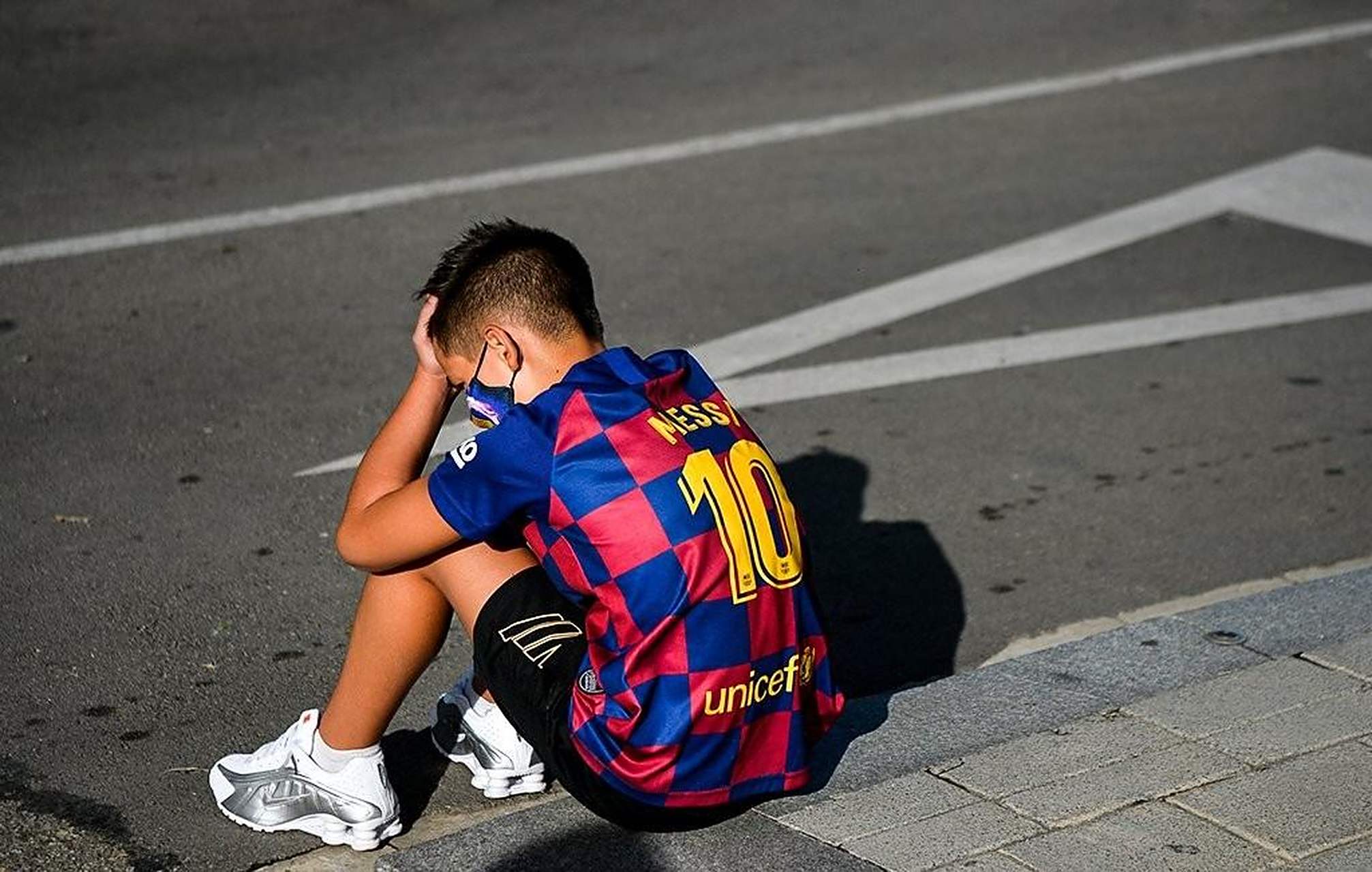 梅西神勇破门，巴萨胜出继续紧逼