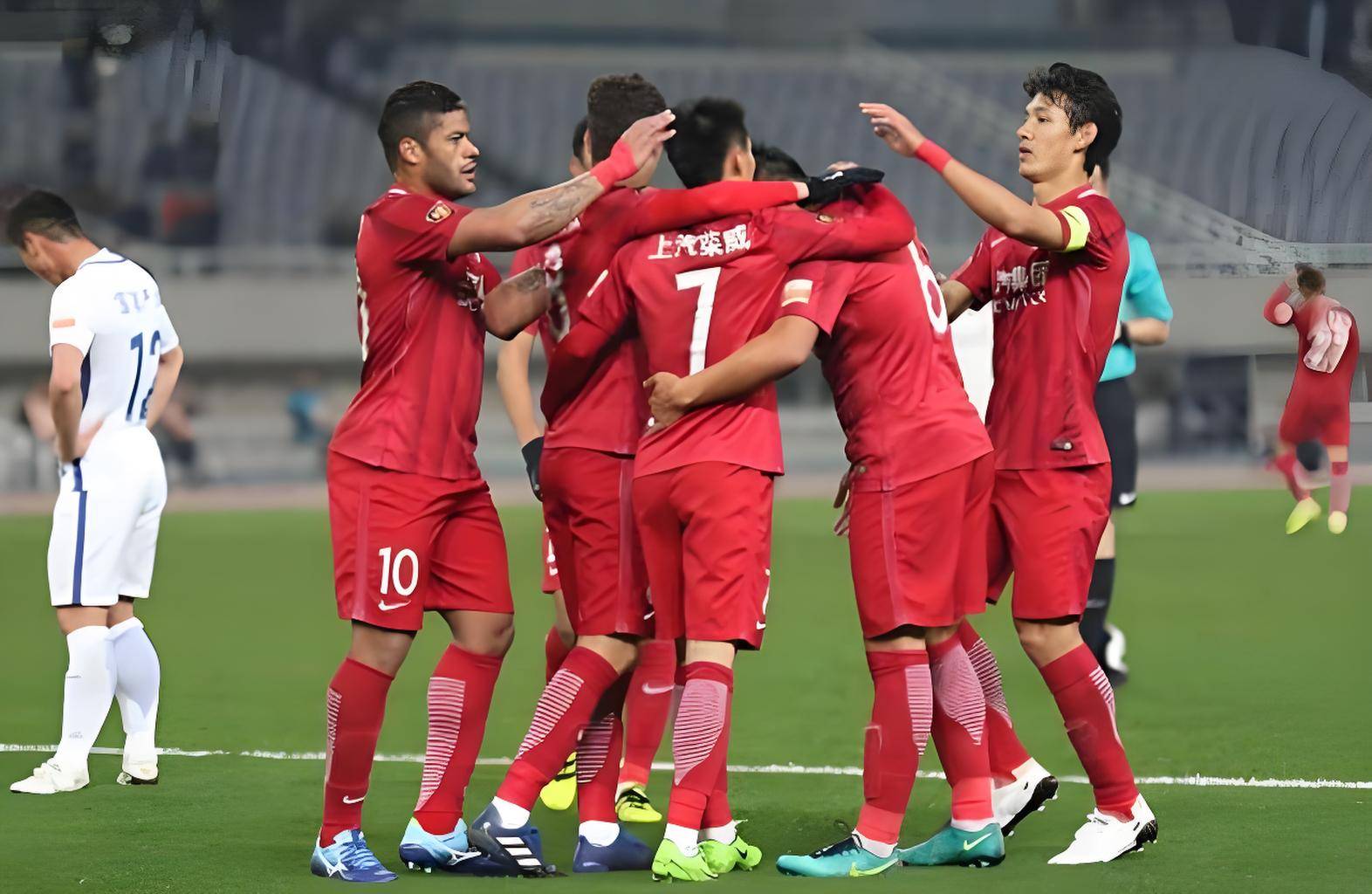 里昂队逆转胜利,赢得法甲关键战役 里昂队逆转胜利,赢得法甲关键战役