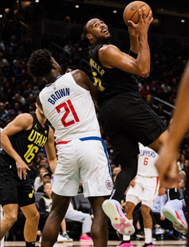 莱昂纳德砍下30+10，快船击败雷霆